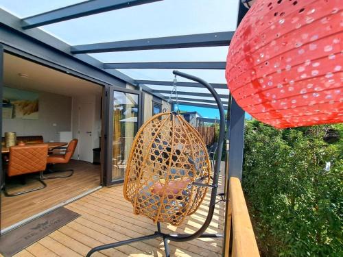 Luxe Chalet met Veranda Tuin en Hottub, Zeeland VP007