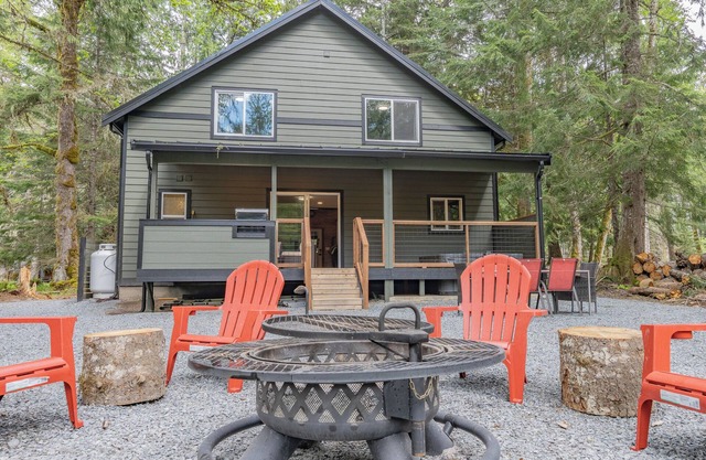 Luxe Chalet @ Rainier Entrance w/Hot-Tub-WiFi-AC