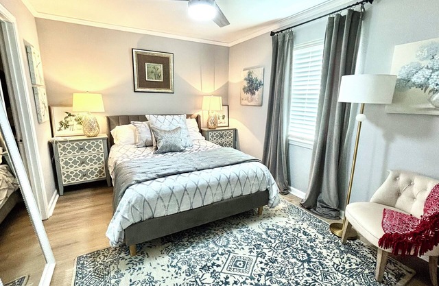 Luxe condo 2 bedr 2 en-suite baths. Coffee, tea, smoothie station.Near Mall LSU