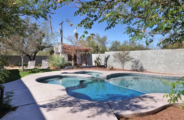 Luxe Desert Escape: 15Min to Downtown ~ Pool ~ Spa ~ BBQ ~ Amazing desert views!