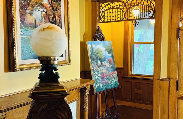 Luxe Downtown Historic Victorian, A+ Location. Spacious 4-bedroom near Chicago!