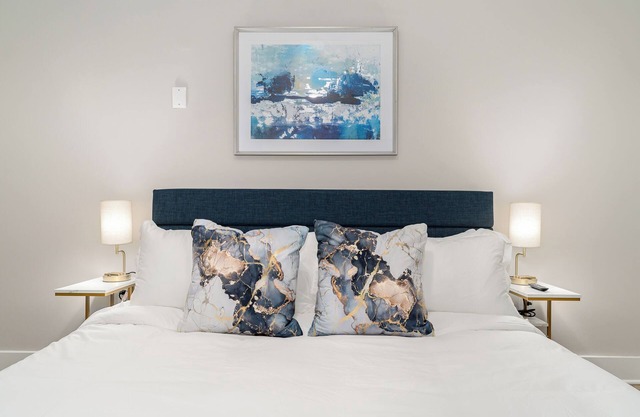 Luxe Downtown Suite with King Bed, Smart TVs & Free Parking