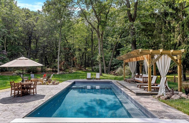 Luxe Family Retreat Heated Pool, Hot Tub, Near Beach Perfect Year Round Space