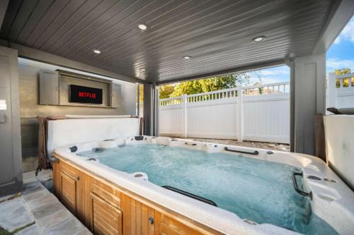 Luxe Family Retreat with Private Pickleball a Large Swim Spa indoor Movie Theatre 2 Outdoor Firepits a Home Gym and more