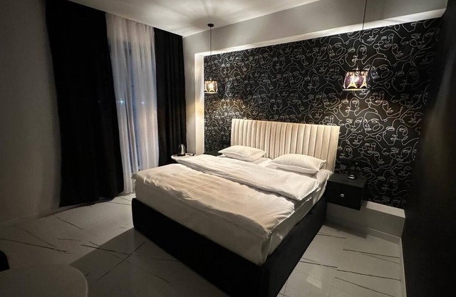 Luxe Plaza Hotel near EVN Zvartnots airport