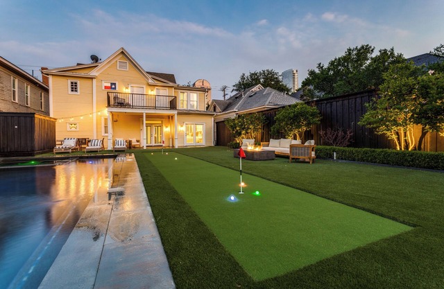 ★ Luxe Thomas Mansion ★ | hot tub, pool, fire pit!