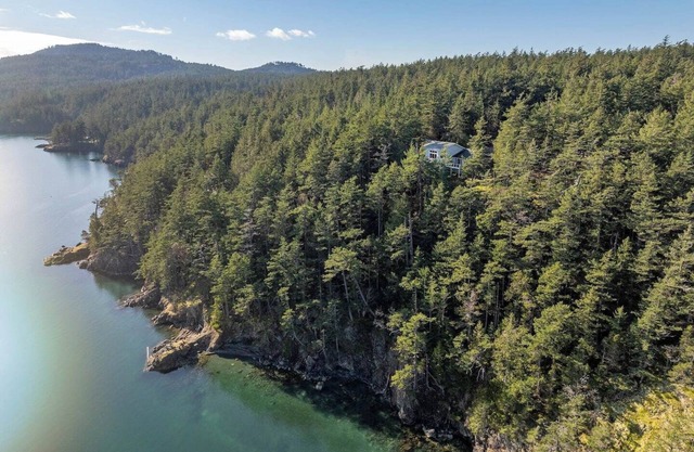 Luxe Waterfront, Private Beach, Golfing, Hiking, Spacious Living, Close to Town