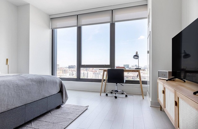 Luxe West Loop Studio w/Gym, Pool, Coworking, walk to UIC, by Blueground