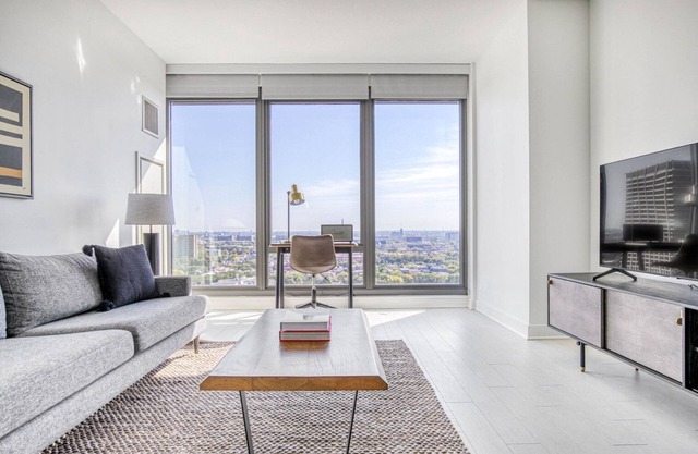 Luxe West Loop Studio w/Gym, Pool, Coworking, walk to UIC, by Blueground