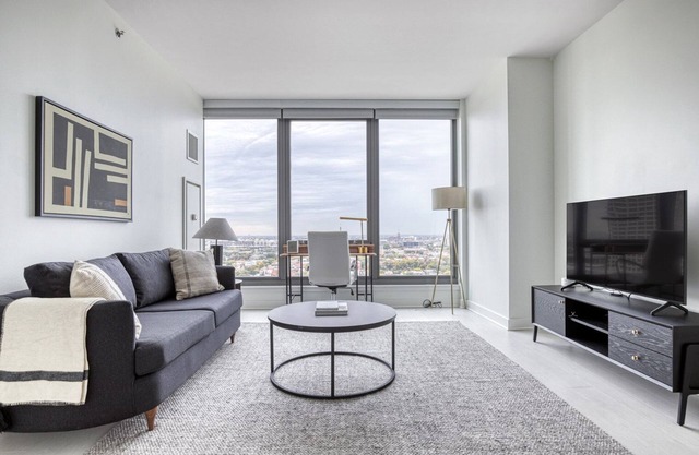 Luxe West Loop Studio w/Gym, Pool, Coworking, walk to UIC, by Blueground