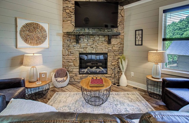 *Luxurious 2BD w/Hot Tub! Fireplace + Near TOWN!*