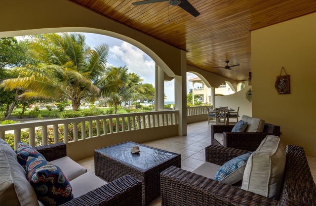 Luxurious 2BR Beachfront shared Pool & Modern