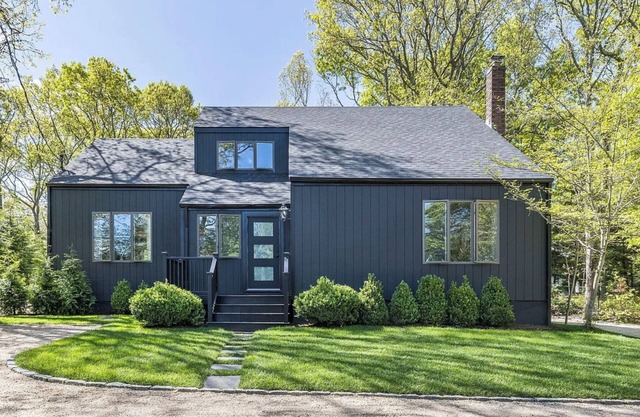 Luxurious 3-Bedroom Sag Harbor Cottage: Designer Renovation with Water Views
