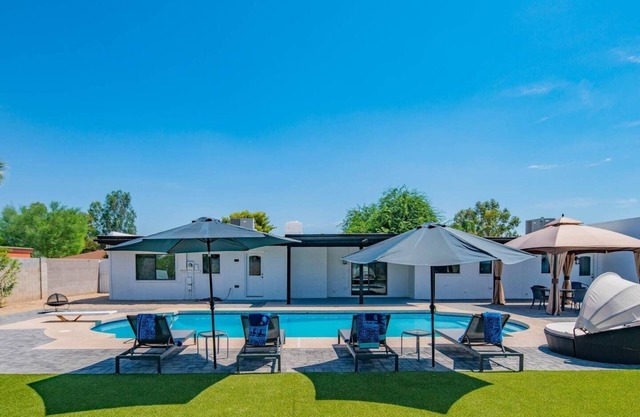 Luxurious 4 Bedroom with Resort-Like Pool Area & Many Outdoor Activities! by RedAwning