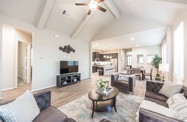 Luxurious 4BR Retreat｜Lush Backyard｜Family-Friendly｜ Community Pool #41016