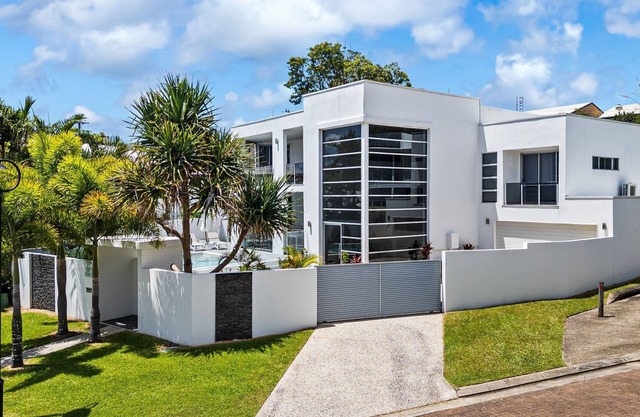 Luxurious 5 bedroom home 500m to the beach