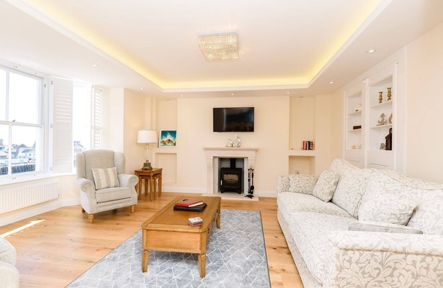 Luxurious 5 star Harbour View Retreat. Free Parking Space. Free Wifi.