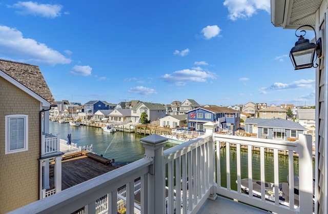 Luxurious 6 bedroom 4.5 bath Waterfront Oasis with Bay Views in Normandy Shores