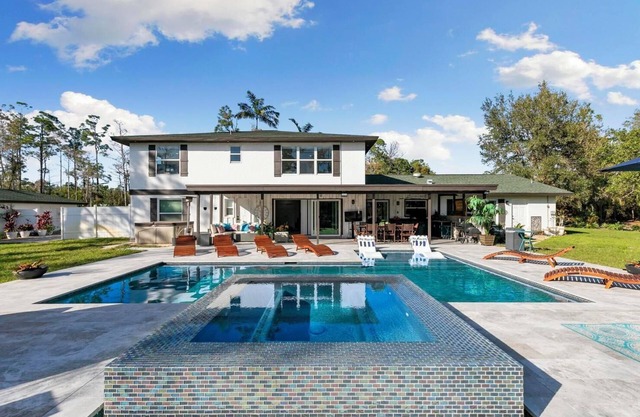 Luxurious 7-bedroom villa with pool/spa and pickleball court in fabulous Naples