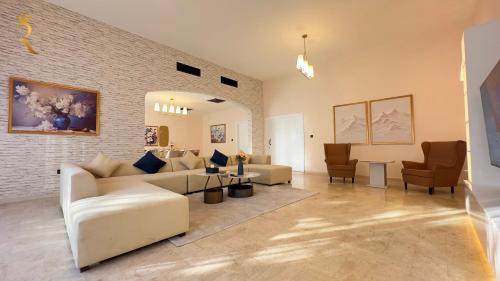 Luxurious Al Danah 5BR Family Friendly Getaway