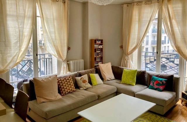 Luxurious apartment full of charm next to the docks and the Bir Hakeim bridge