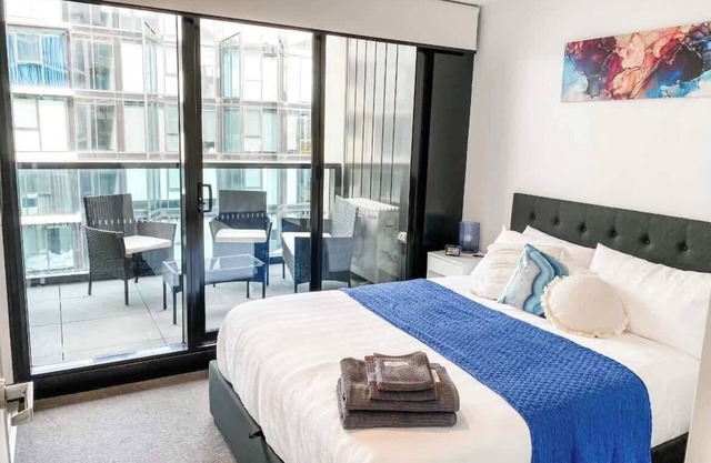 Luxurious Canberra CBD Apartment with Park Views