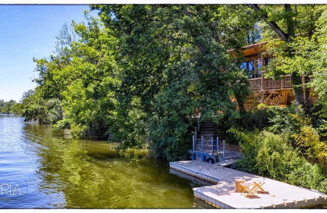 Luxurious chalet on the edge of the Tarn. Sunny terraces, pontoon & private bank