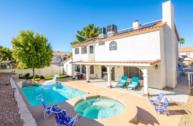 Luxurious & Cozy ⛱SUNNY PRIVATE Pool★PETS ALLOWED★PVT Yard★Arcade Game Room