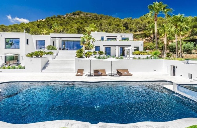 Luxurious Villa with six bedrooms in the hills of Ibiza