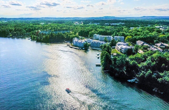 Luxurious Getaway Condo on Lake Delton w/Stunning Views + Private Sandy Beach
