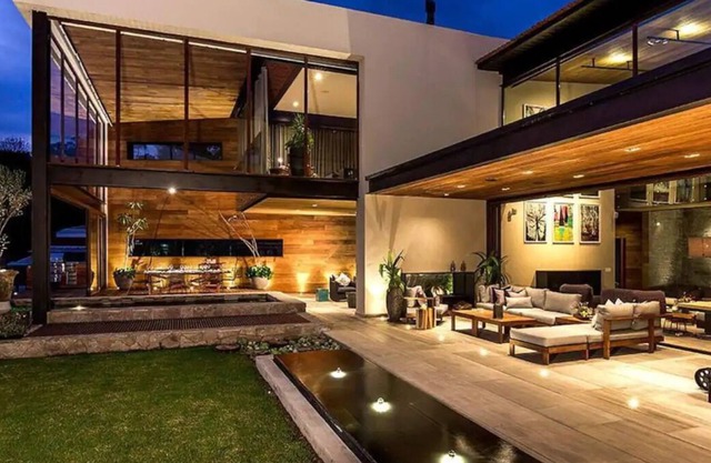 Luxurious house with extraordinary view of the lake