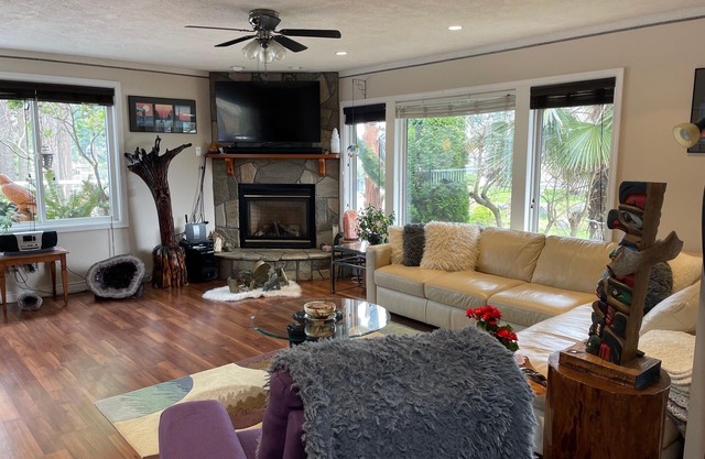 Luxurious Lakeside Living on Long Lake in Nanaimo