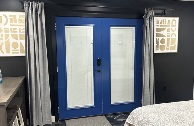 luxurious mini penthouse just 2 miles from LAX