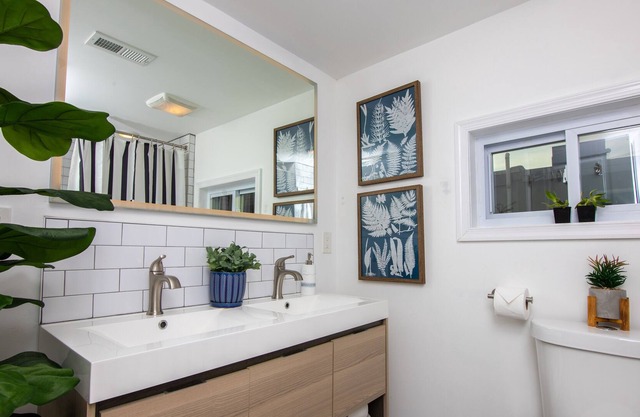 Luxurious modern 2 bedroom home with stunning bath!