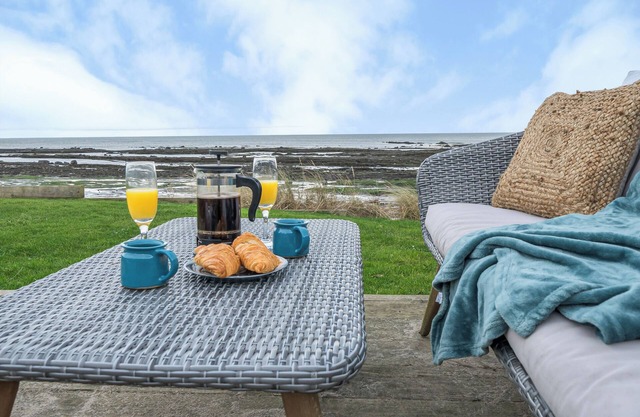 Luxurious & modern family retreat - on the beach! Now with wood-burning stove!