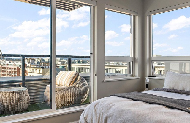 Luxurious, Ocean View 2 Story Penthouse - Downtown - Secure Parking