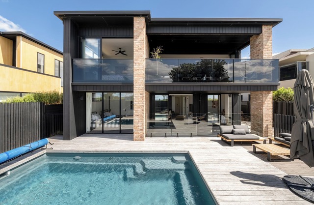 Luxurious Oceanfront Family Retreat with Pool - Papamoa