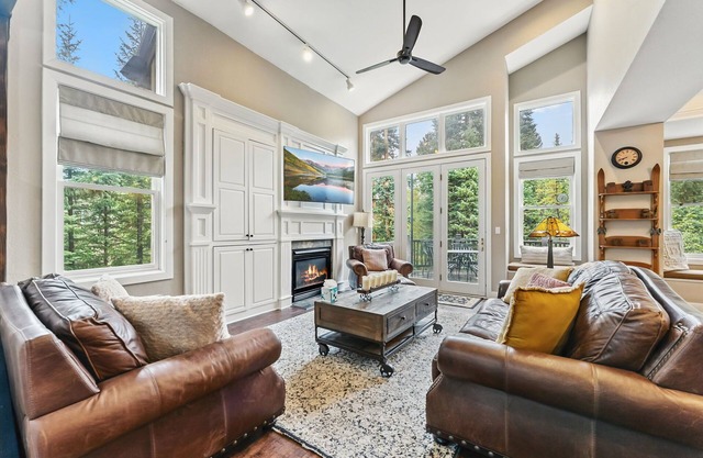 Luxurious Peak 8 Lodge 4BDR Near Slopes w/Private Hot Tub