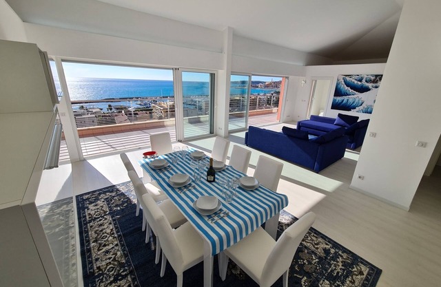 Luxurious penthouse with magnificent views over the bay of Menton 10 Peoples