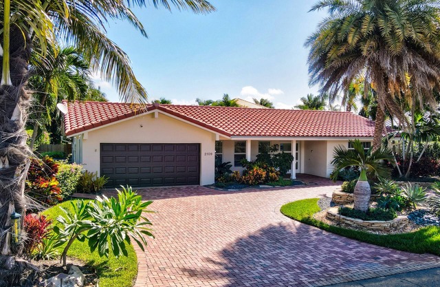 Luxurious Single-Story Waterfront Pool Villa in Delray Beach! VIP Passes!