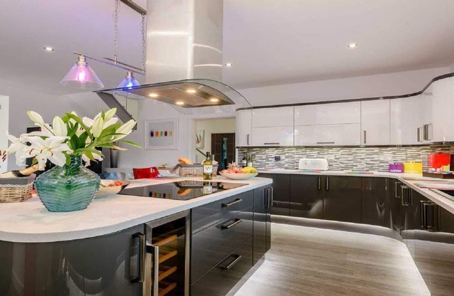 Luxurious Villa - Hot Tub - Garden - 3 Bath - Pets