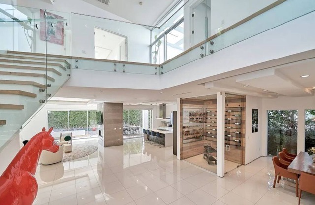 Luxurious Villa Located in Hancock Park