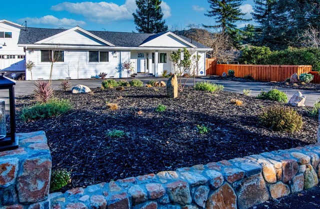 Luxuriously Renovated Amongst Tranquil Vineyards - Close to Downtown!