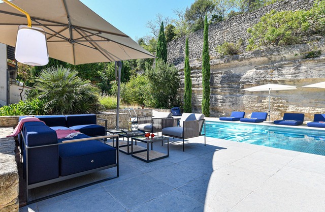 Luxuruous 5 bedroom estate, 750 meters from Uzès main square