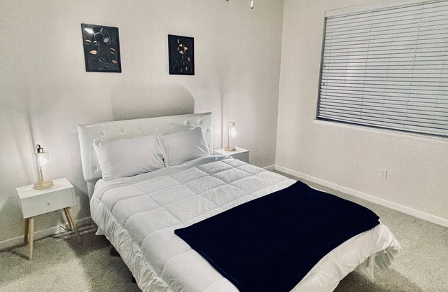 Luxury 1 BR 1 BA w/Pool, Gym & Parking