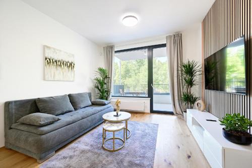 Luxury 1BDR apt only 8 min to Dancing House