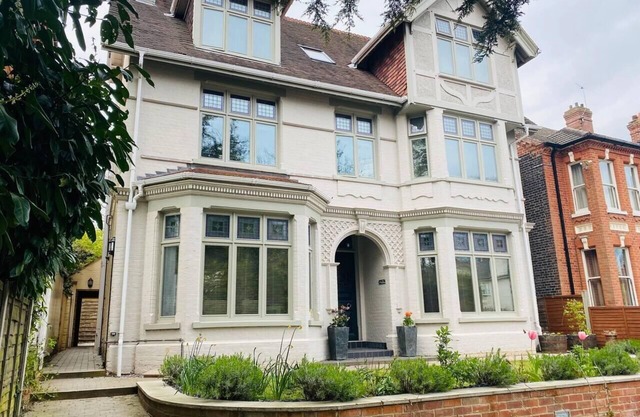 Luxury 2 bed Apartment Golden Triangle w Parking