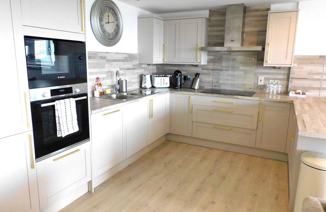 Luxury 2 bed apt with stunning views & parking