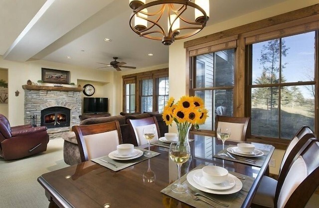 Luxury 2 Bedroom 2.5 Bath Townhome Adjacent to the Snowcreek Golf Course