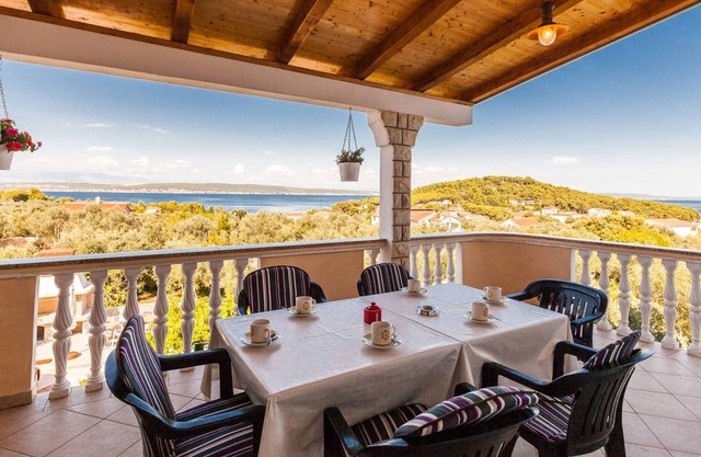 LUXURY 2 BEDROOM APARTMENT WITH SPECTACULAR VIEW!